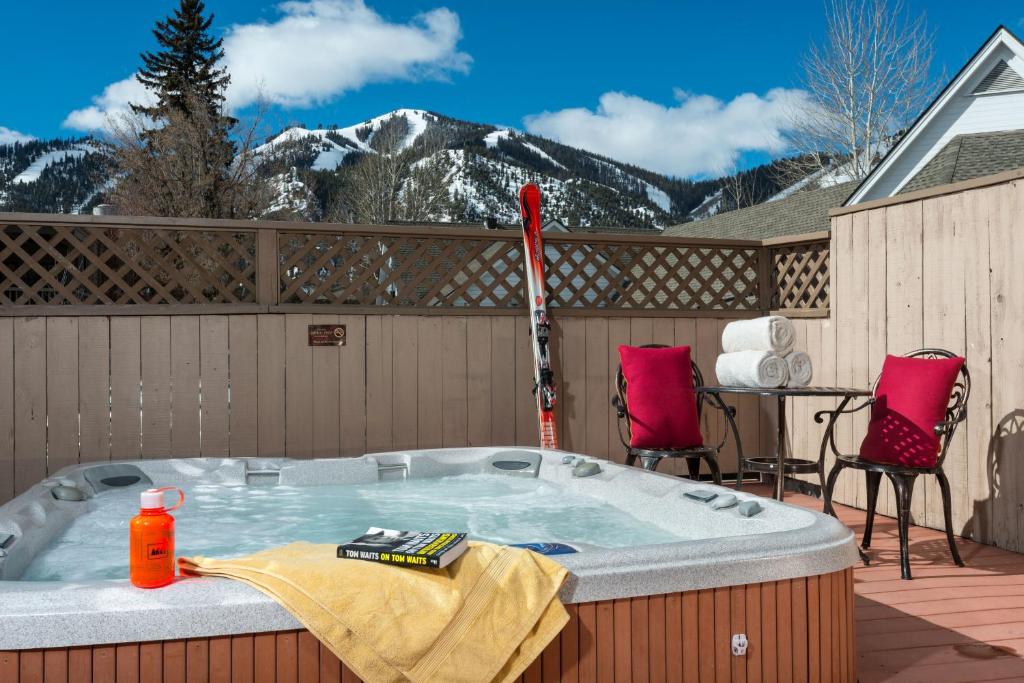 Tamarack Lodge Sun Valley - Tap to explore photos