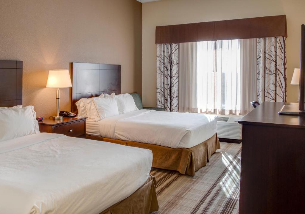 Holiday Inn Express & Suites Nevada, an IHG Hotel photo 2