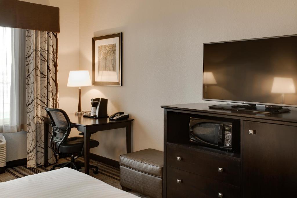Holiday Inn Express & Suites Nevada, an IHG Hotel photo 4