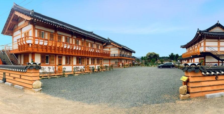 Gyeongju Ran Hanok - Tap to explore photos