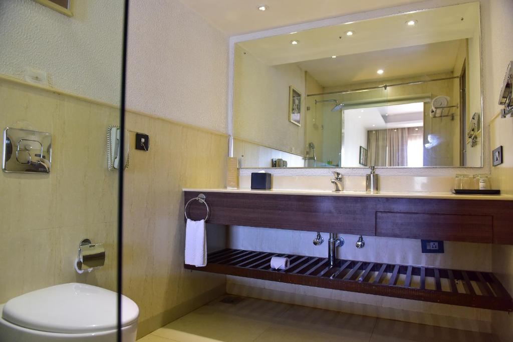 Двухместный (Улучшенный номер с кроватью размера «king-size»), Golden Tulip Goa