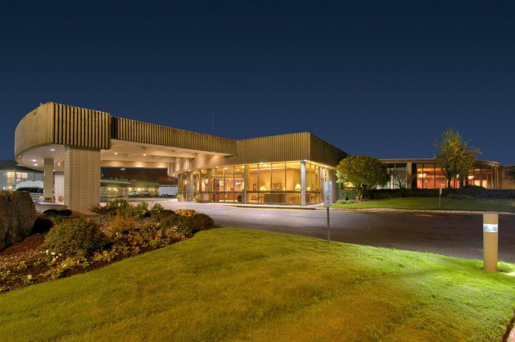 Red Lion Hotel Coos Bay image