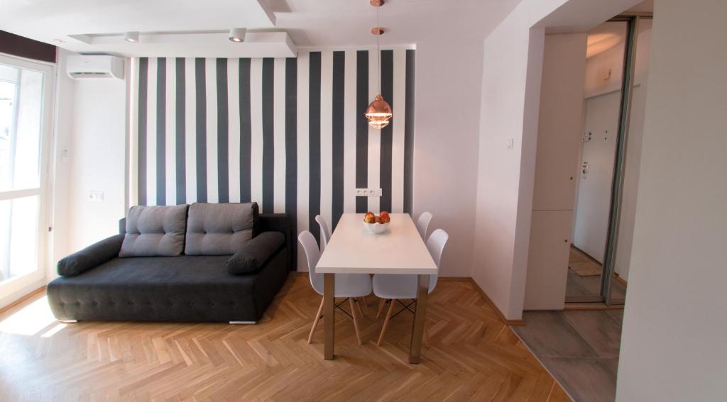 Old Town Grand Theatre Apartment - Tap to explore photos