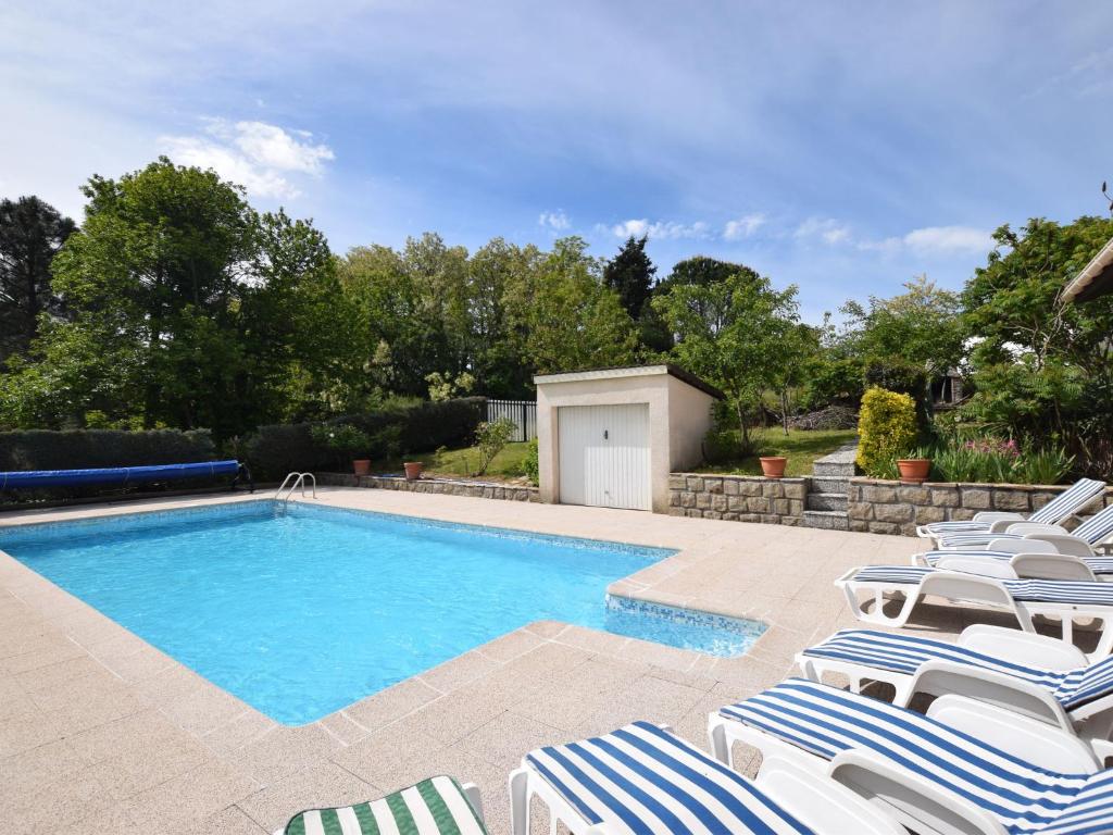 Detached villa in a small villa estate with private swimming pool photo 2