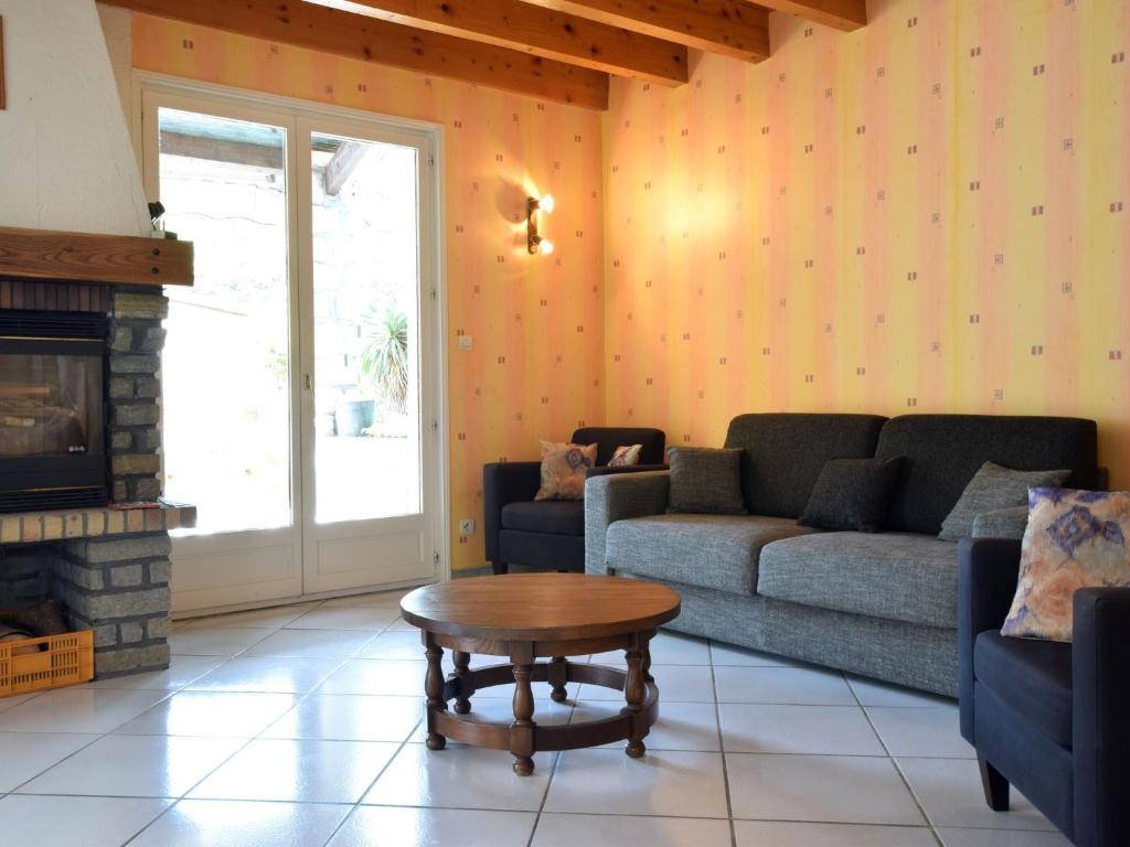 Detached villa in a small villa estate with private swimming pool photo 1