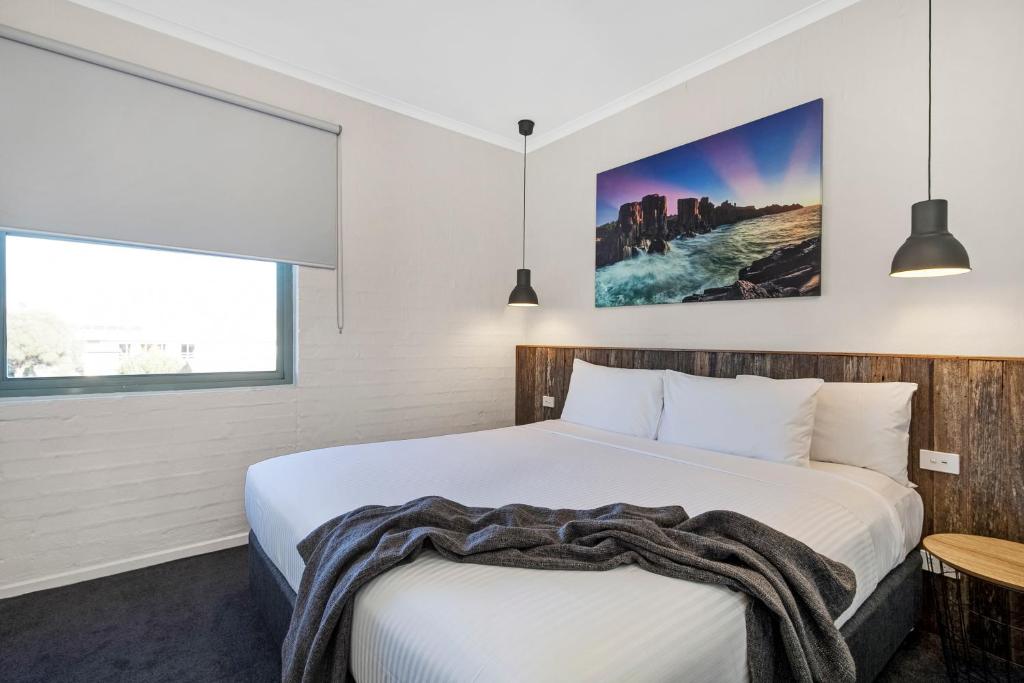 Moonlight Bay Apartments photo 2