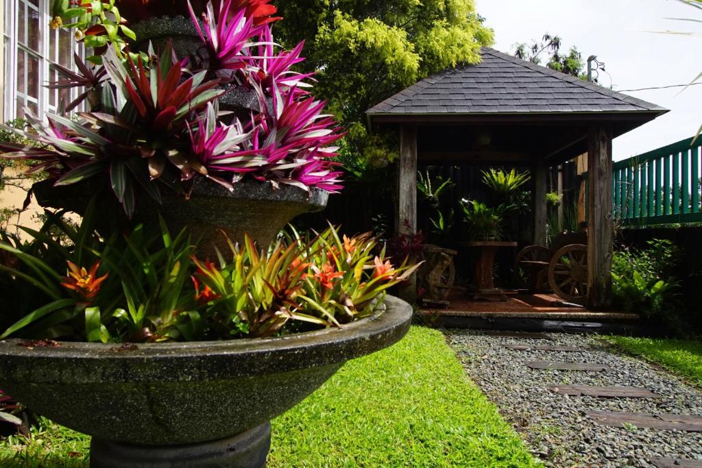 Charming Tagaytay Vacation Home photo 2