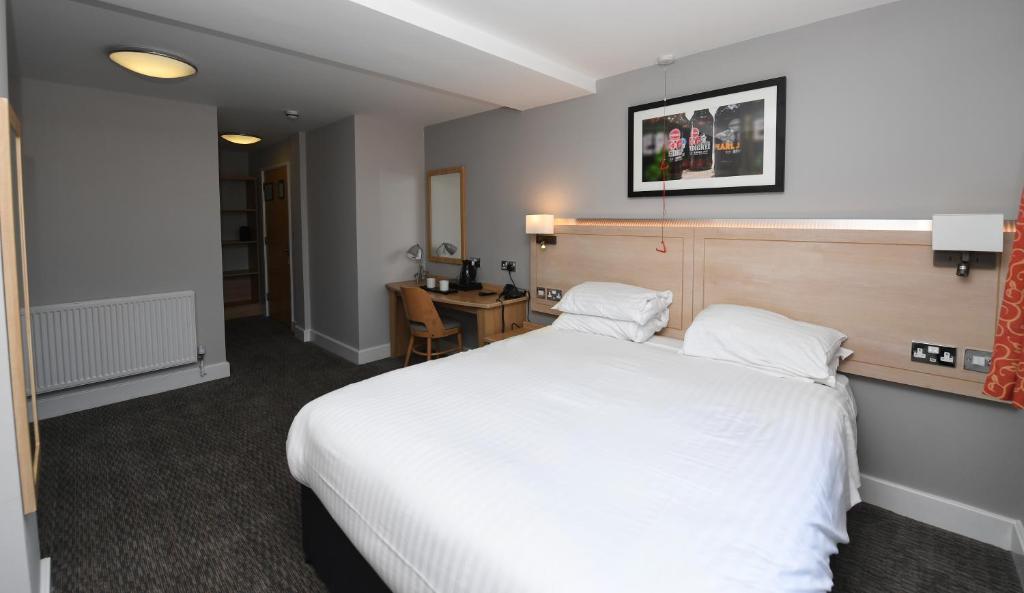 Crown, Droitwich by Marston's Inns - Tap to explore photos