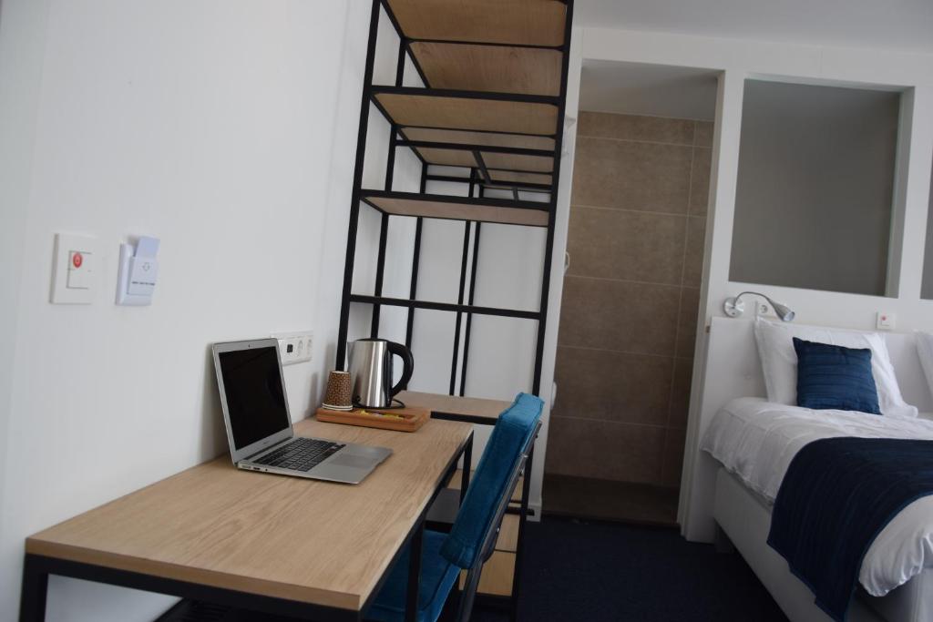 Двухместный (Двухместный номер Делюкс с 1 кроватью или 2 отдельными кроватями и французским балконом), Hotel Restaurant Koekenbier Abcoude