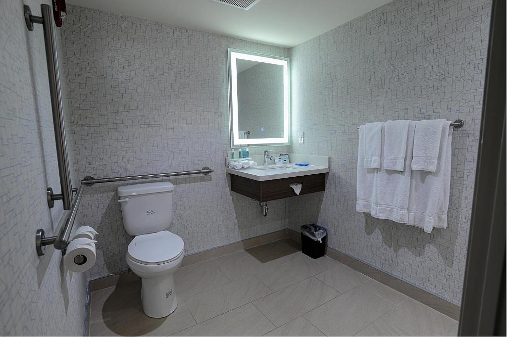 Holiday Inn Express & Suites Toronto Airport West, an IHG Hotel photo 3
