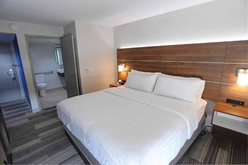 Holiday Inn Express & Suites Toronto Airport West, an IHG Hotel photo 1
