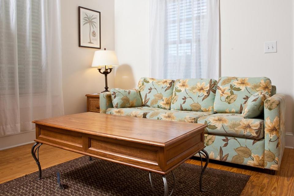 Island City House photo 2