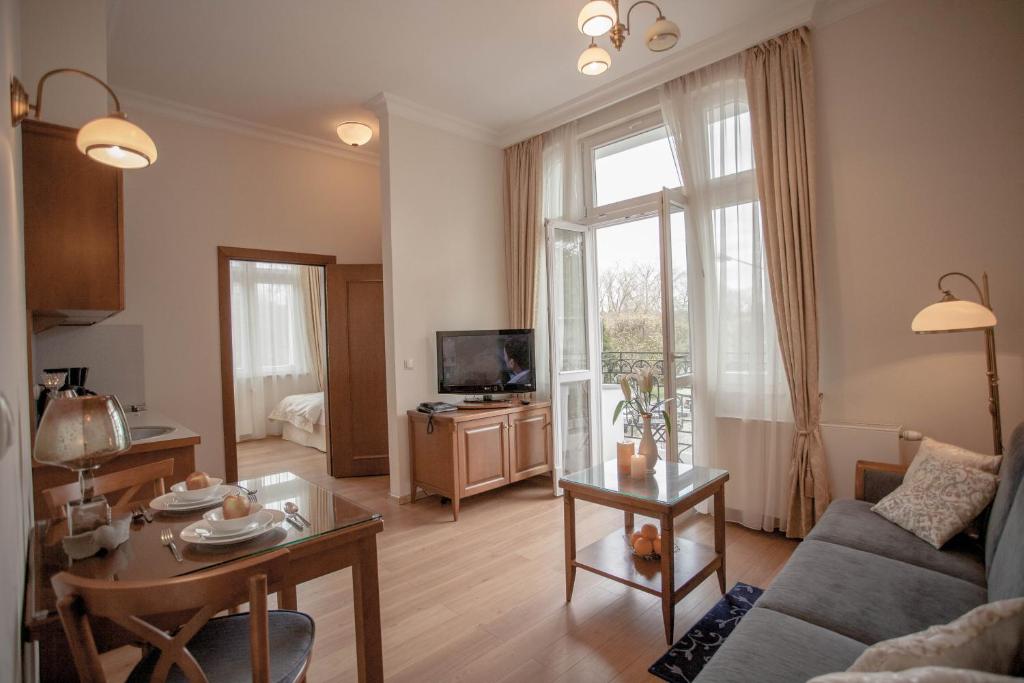 Апартаменты (Стандартные апартаменты А с 1 спальней и балконом), Apartamenty Villa Artis