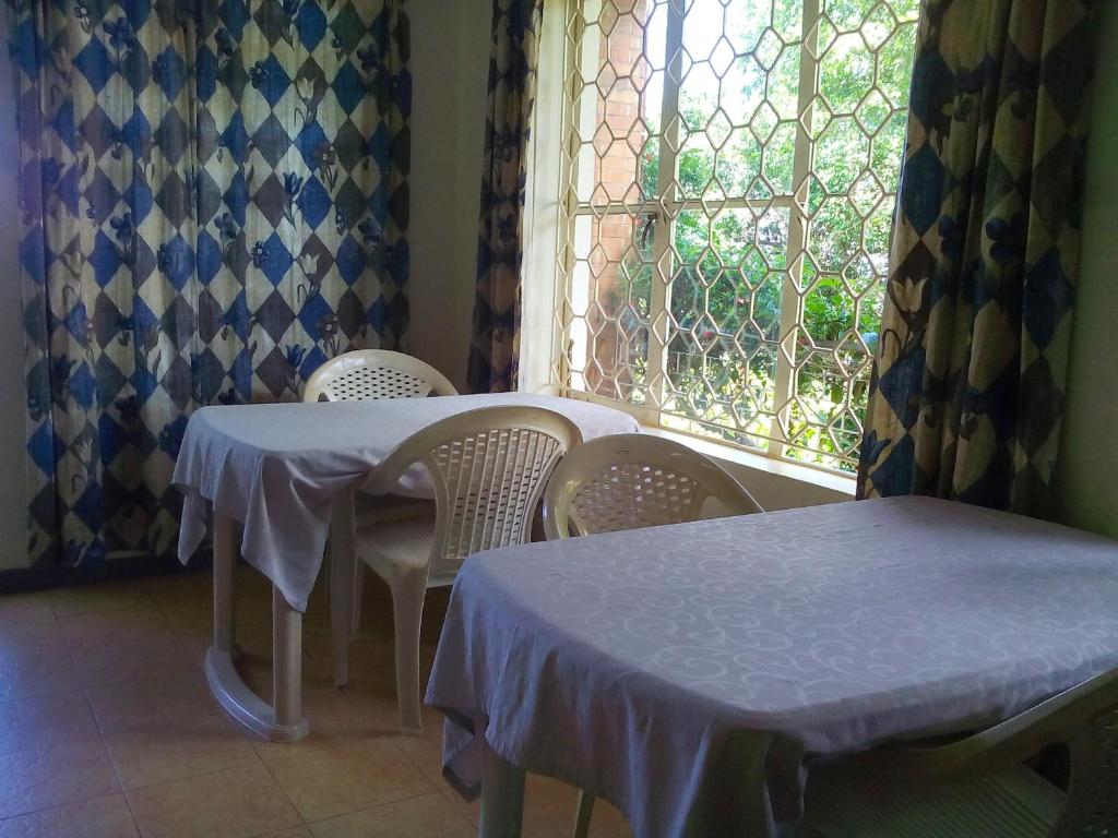 Retreat Guesthouse Kitende photo 4