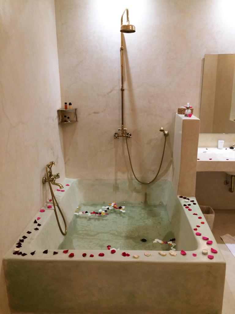 Сьюит (Люкс с кроватью размера «king-size»), Riad Azahar