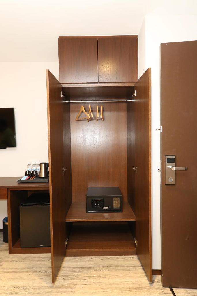 Трехместный (Улучшенный трехместный номер), M&M Hotel