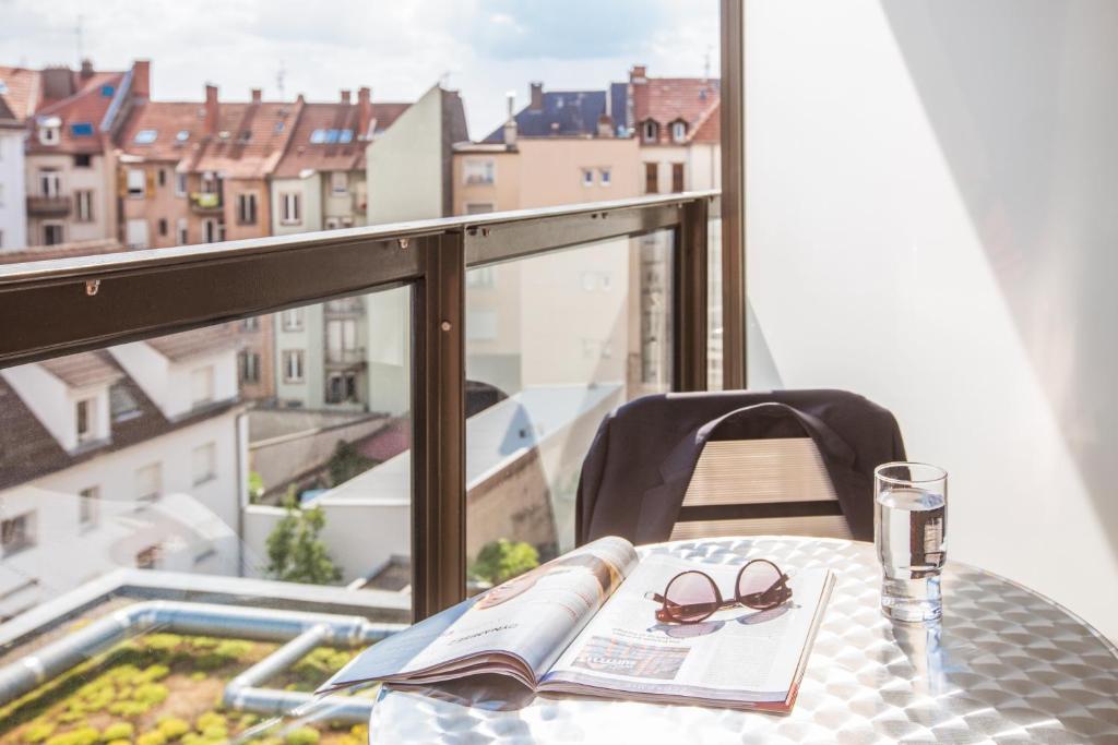 Студио (Улучшенный номер-студио с балконом (для 2 взрослых)), Aparthotel Adagio Access Strasbourg Petite France