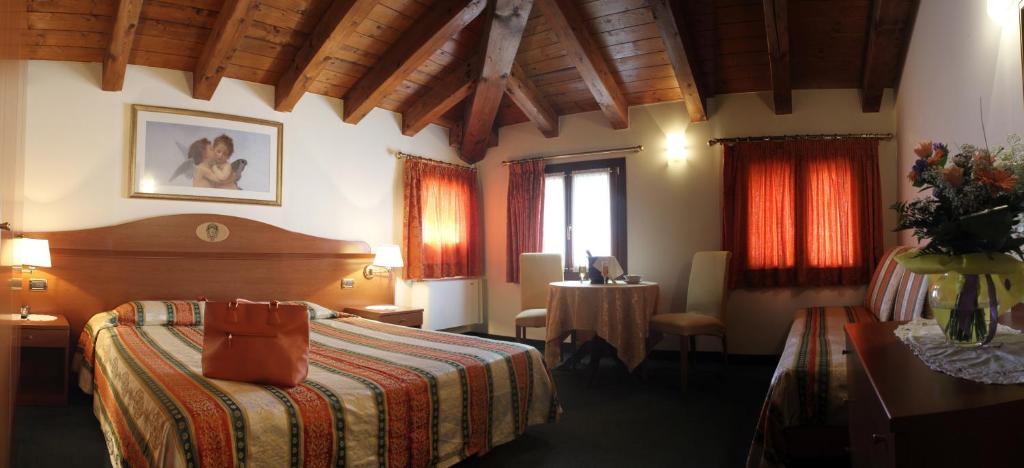 Hotel Antico Moro - Tap to explore photos