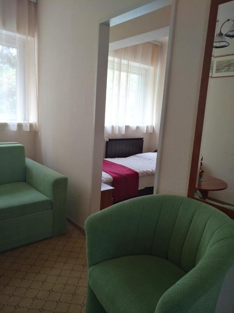 Двухместный (Стандартный номер с 2 односпальными кроватями и диваном), OTP Hotel Budapest