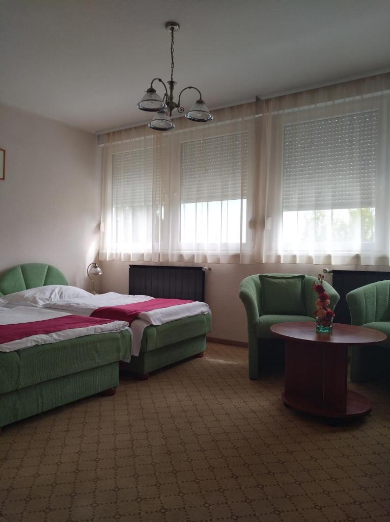 Двухместный (Стандартный номер с 2 односпальными кроватями и диваном), OTP Hotel Budapest