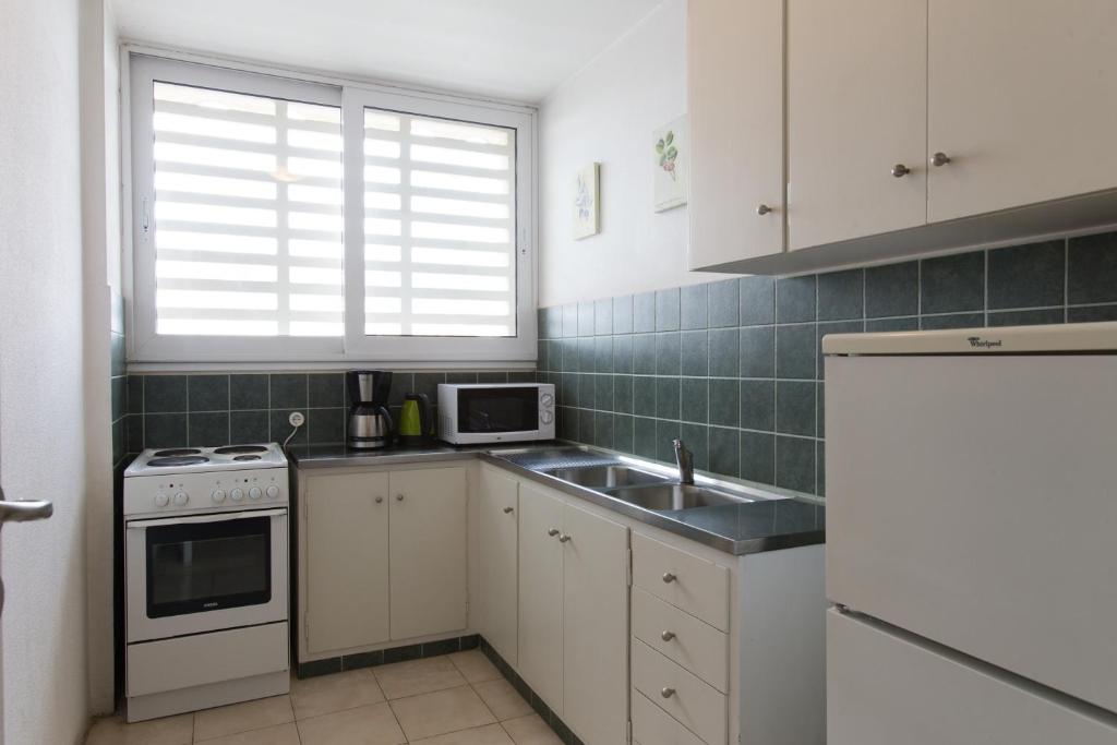 Апартаменты (Люкс с 2 спальнями и террасой, вид на холм Ликавит), Delice Hotel - Family Apartments