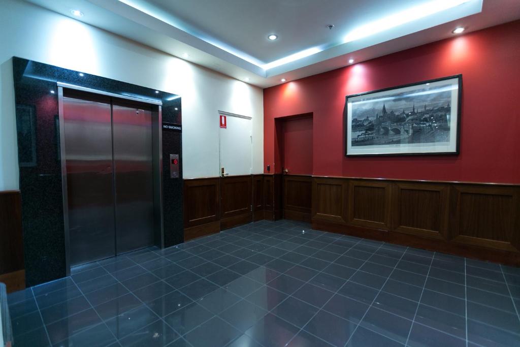 Flinders Lane-studio apartment - Tap to explore photos