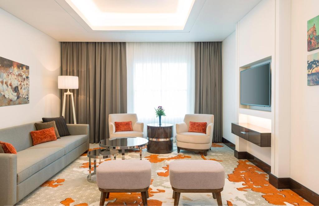 Сьюит (Люкс с посещением лаунж-зала), Отель Radisson Blu Hotel, Ajman