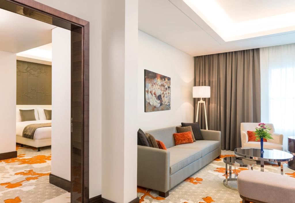 Сьюит (Люкс с посещением лаунж-зала), Отель Radisson Blu Hotel, Ajman