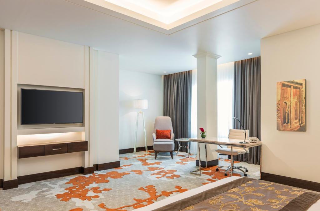 Сьюит (Полулюкс с правом посещения лаунджа), Отель Radisson Blu Hotel, Ajman