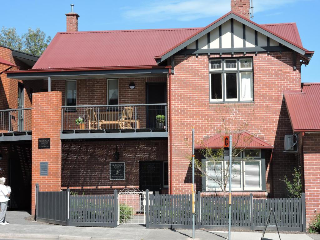McKenzie House photo 1