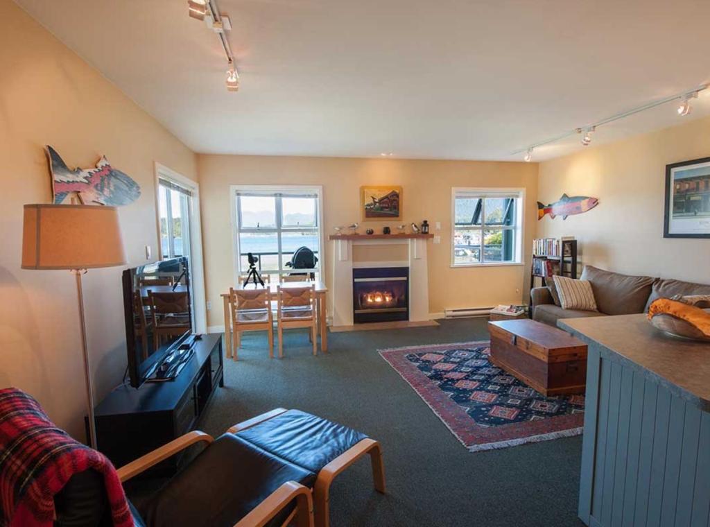 Luxury Oceanfront Condo by OnlyBC 104 photo 3