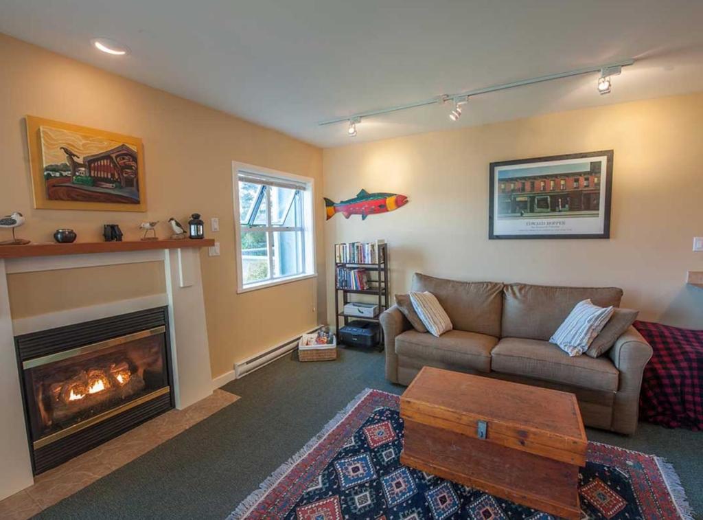 Luxury Oceanfront Condo by OnlyBC 104 photo 4