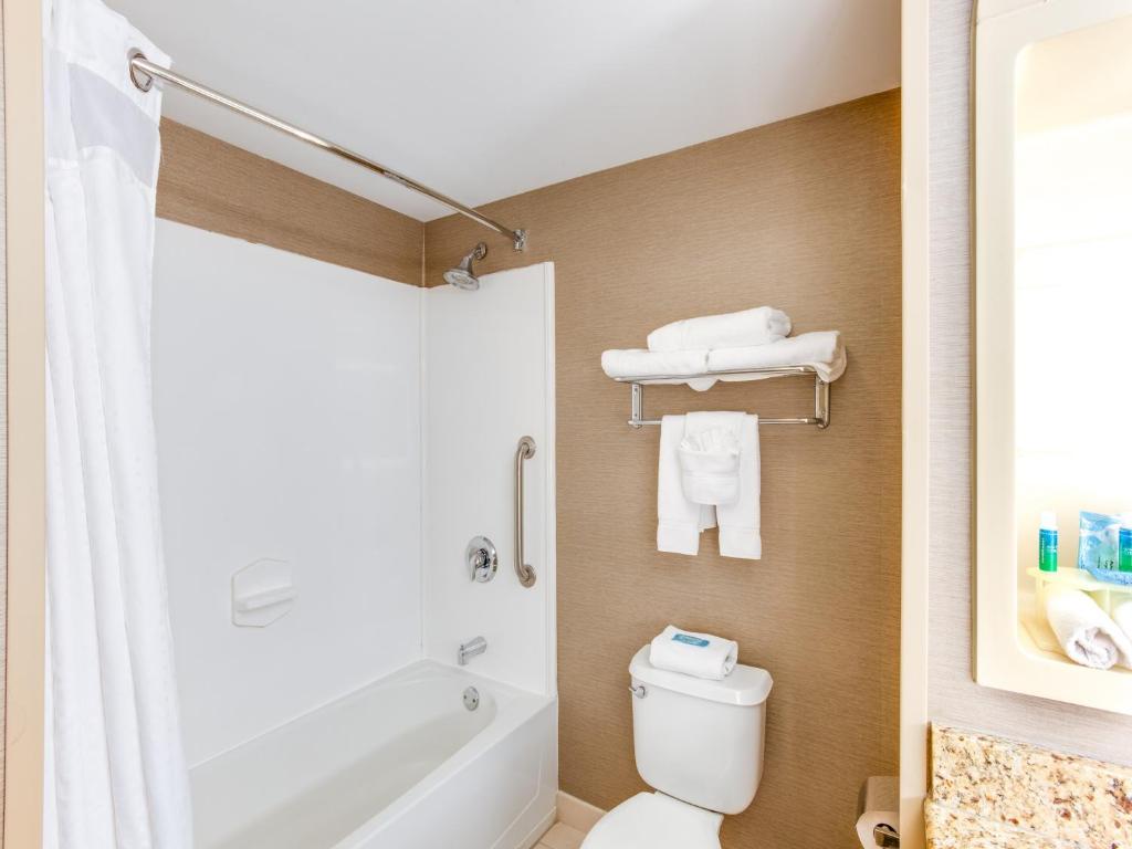 Holiday Inn Express Hotel & Suites Bethlehem, an IHG Hotel photo 2