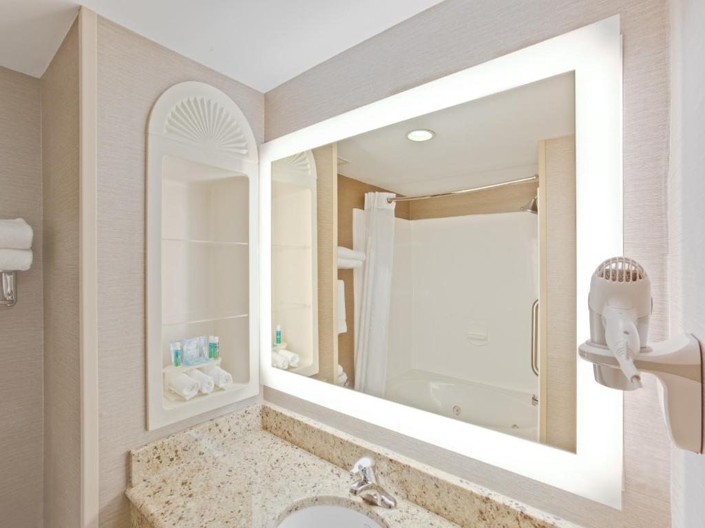 Holiday Inn Express Hotel & Suites Bethlehem, an IHG Hotel photo 1