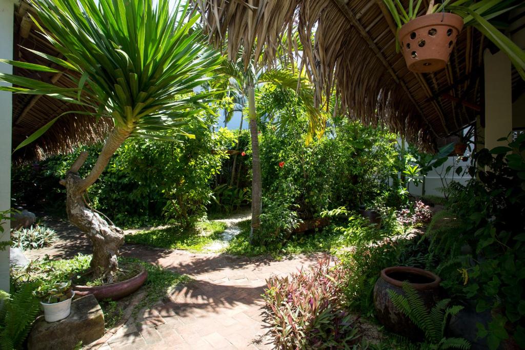 Red Flower Cottages Homestay