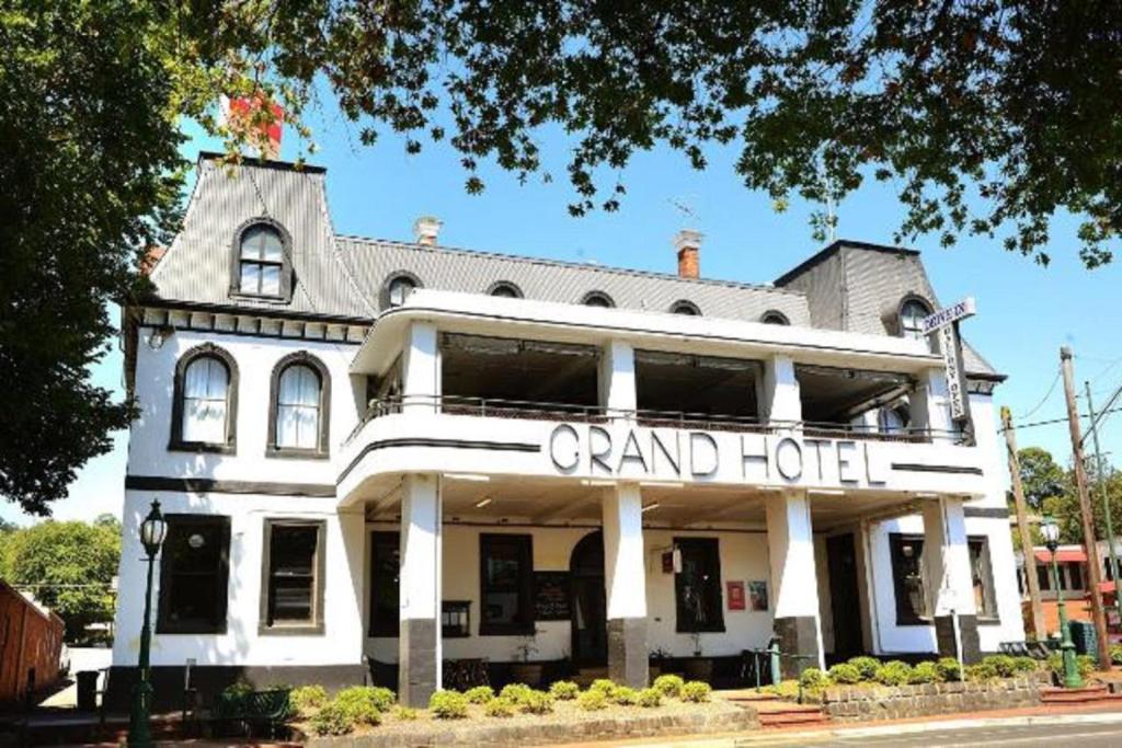 Grand Hotel Healesville photo 2