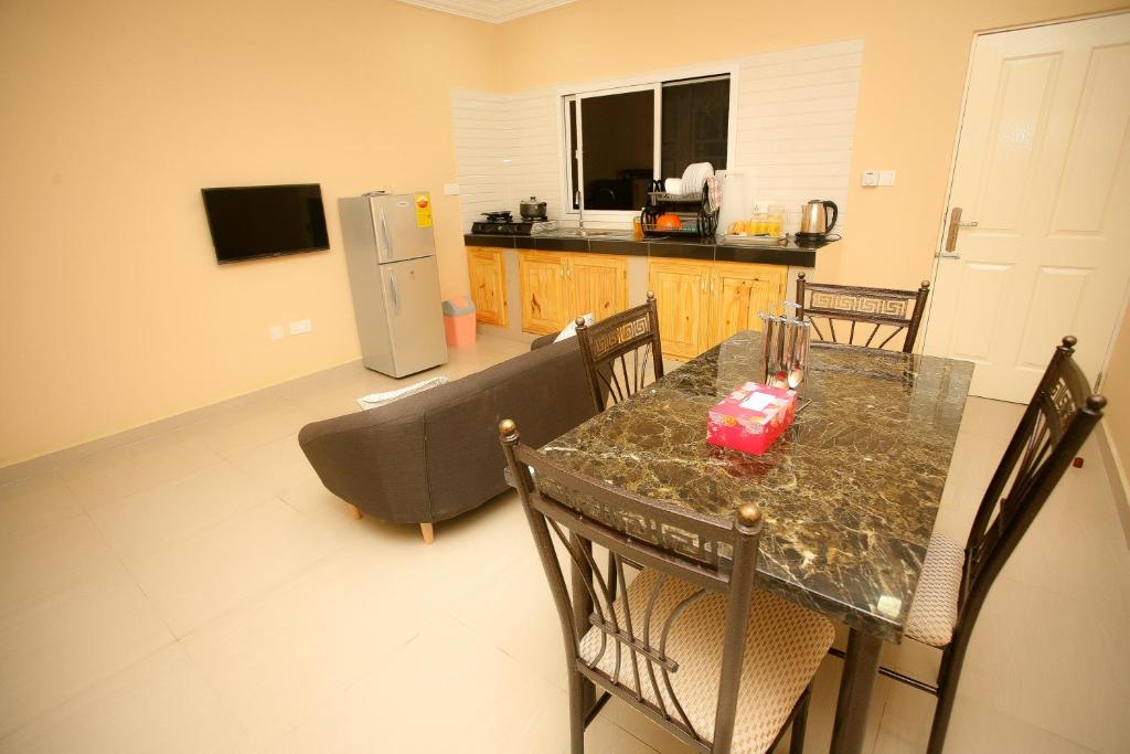 Regal Apartments photo 2
