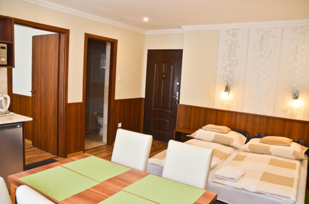 Апартаменты (Апартаменты с 2 спальнями), Média Panzió és Apartmanház