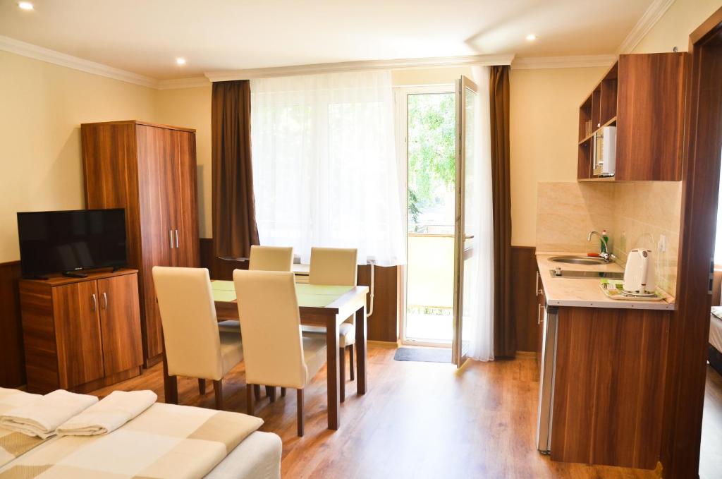 Апартаменты (Апартаменты с 2 спальнями), Média Panzió és Apartmanház