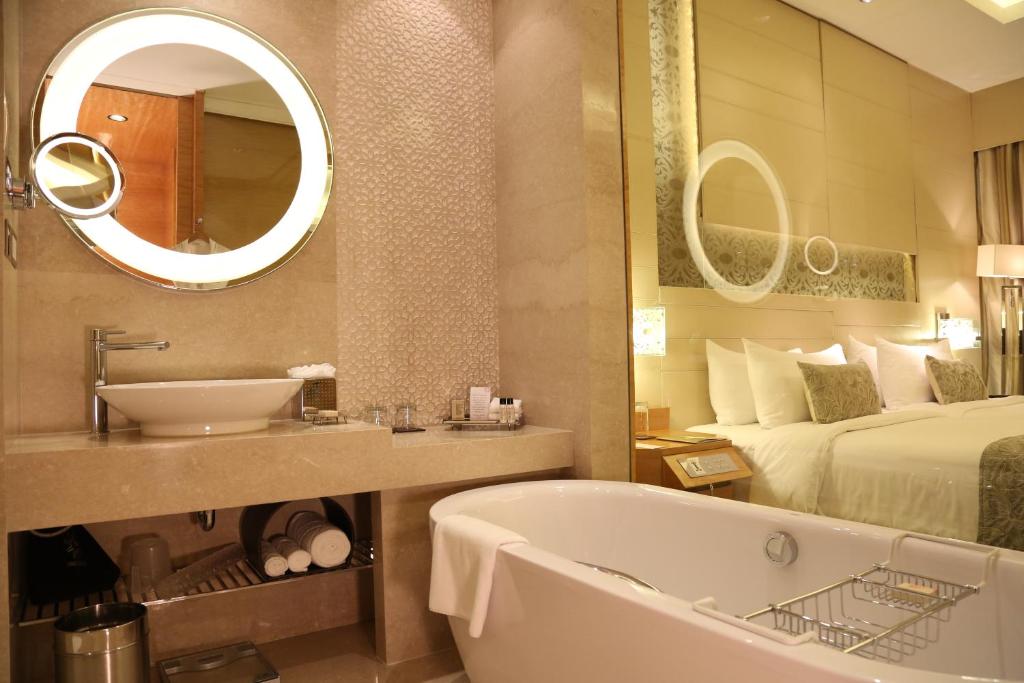 Двухместный (Deluxe Twin Room,20% discount on food & Soft Beverages), Taj City Centre Gurugram