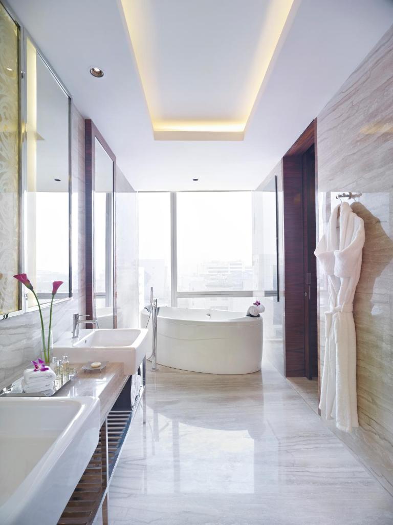 Двухместный (Executive Suite With One Way Airport Transfer,,20% discount on food & Soft Beverages), Taj City Centre Gurugram