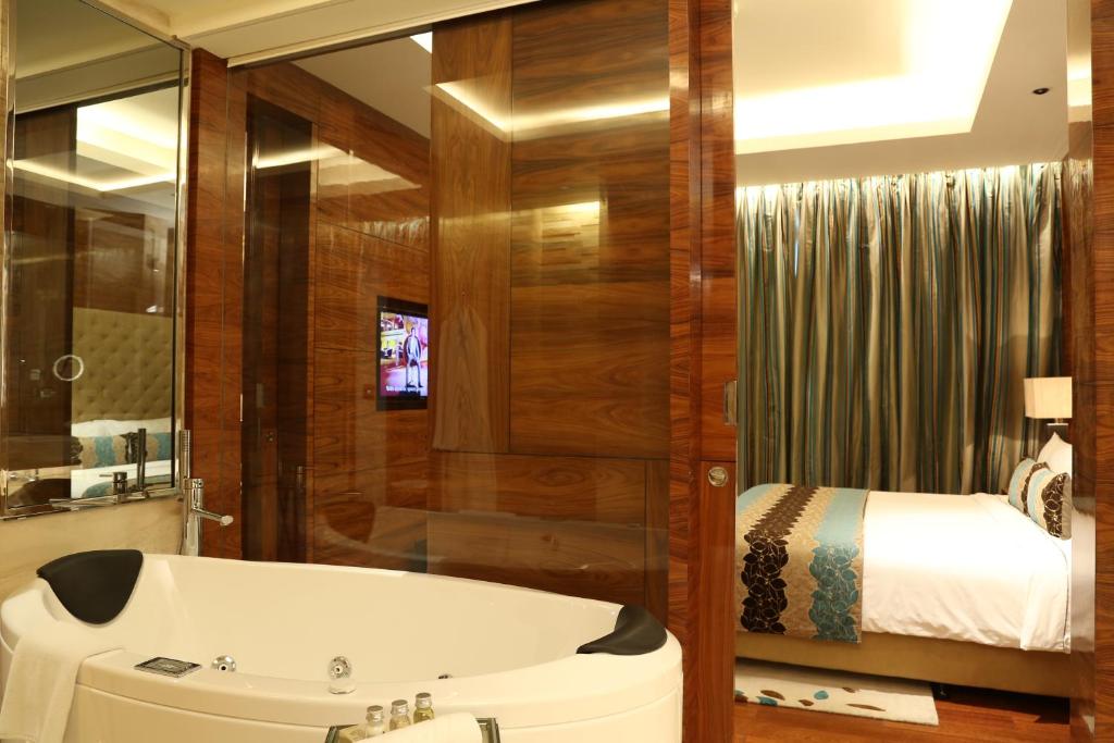 Двухместный (Luxury Suite With One Way Airport Transfer,20% discount on food & Soft Beverages), Taj City Centre Gurugram