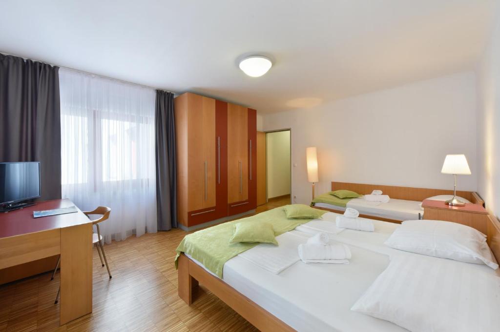Трехместный (Трехместный номер), Hotel Korotan