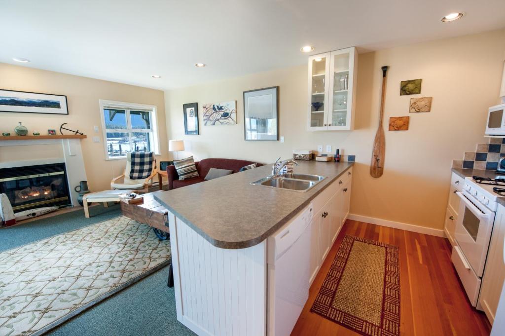 Waterfront Condo by OnlyBC 202 photo 3