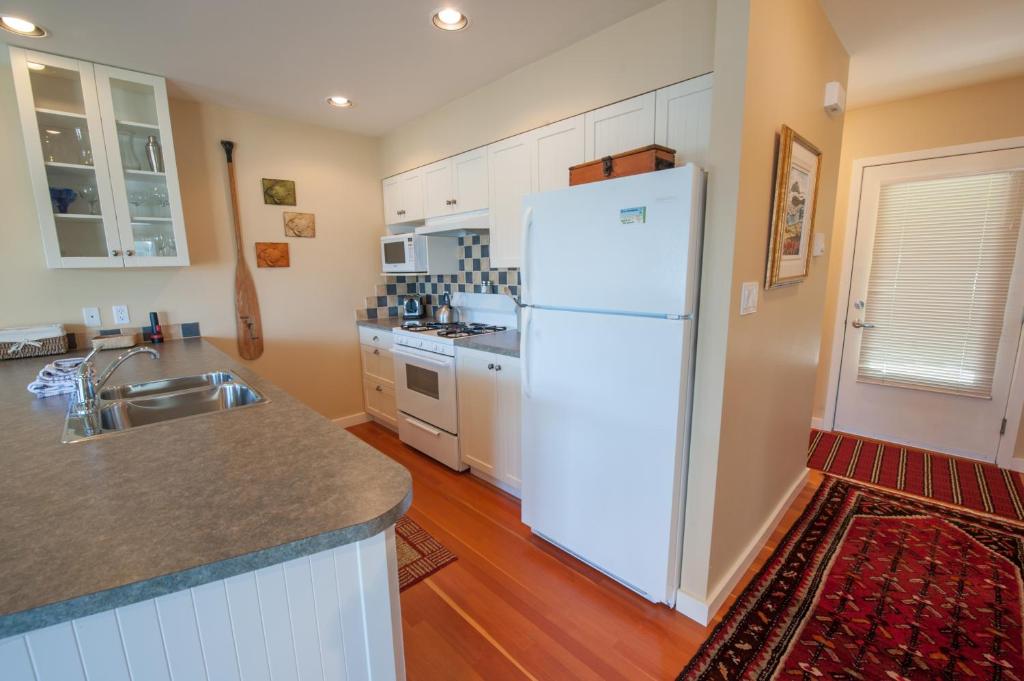 Waterfront Condo by OnlyBC 202 photo 4