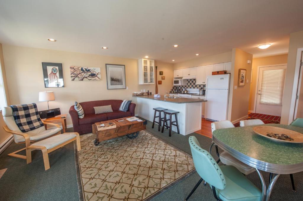 Waterfront Condo by OnlyBC 202 photo 1