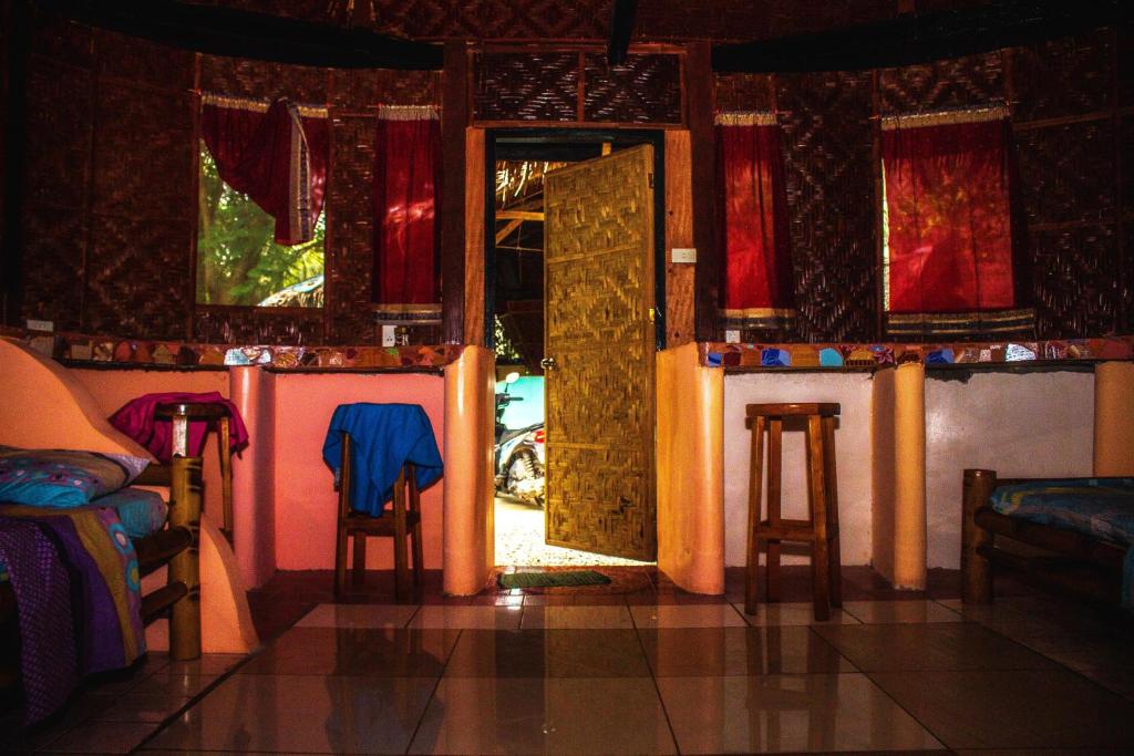 Номер (Кровать в общем 8-местном номере для мужчин и женщин), Lennon's Place Backpacker Hostel