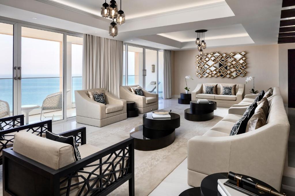 Сьюит (Королевский люкс - Для некурящих), Курортный отель Fairmont Fujairah Beach Resort
