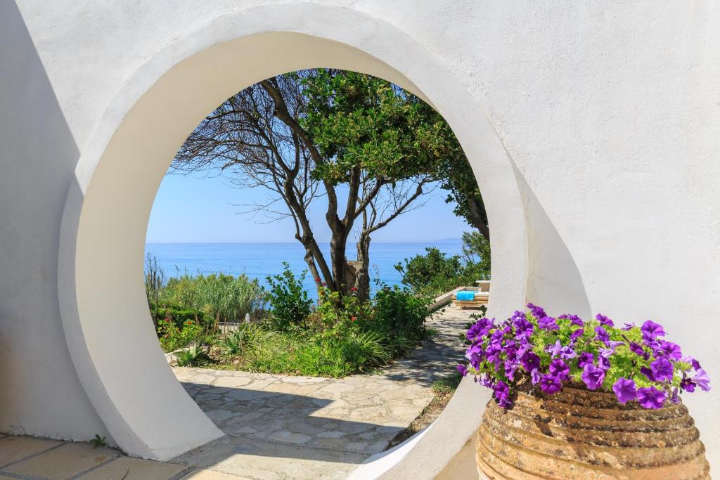 Find Tranquility at Villa Quietude A Stunning Beachfront Villa Rental photo 4