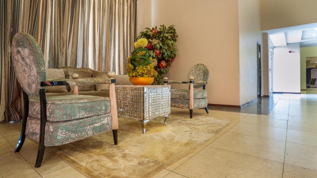 Tlotlo Hotel & Conference Centre photo 2